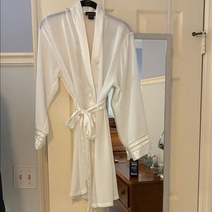 Jones New York White Satin Tie-Waist Robe